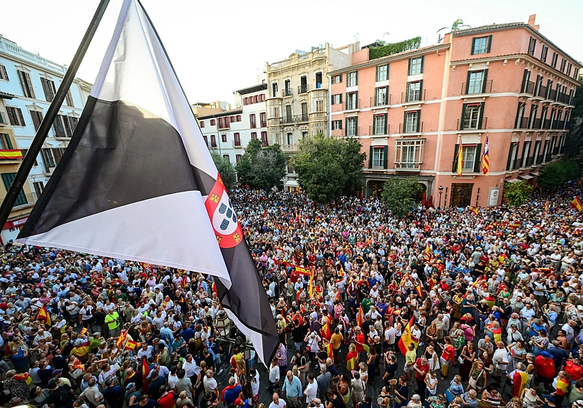 Más de 22.000 personas se movilizan por Ceuta en Baleares entre críticas a Sánchez