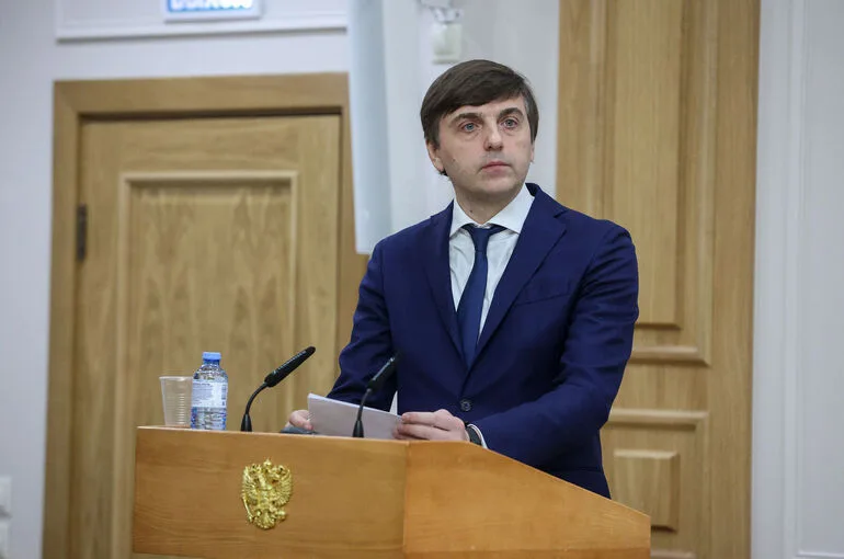 Кравцов оценил необходимость переноса начала занятий в школах на 9 утра