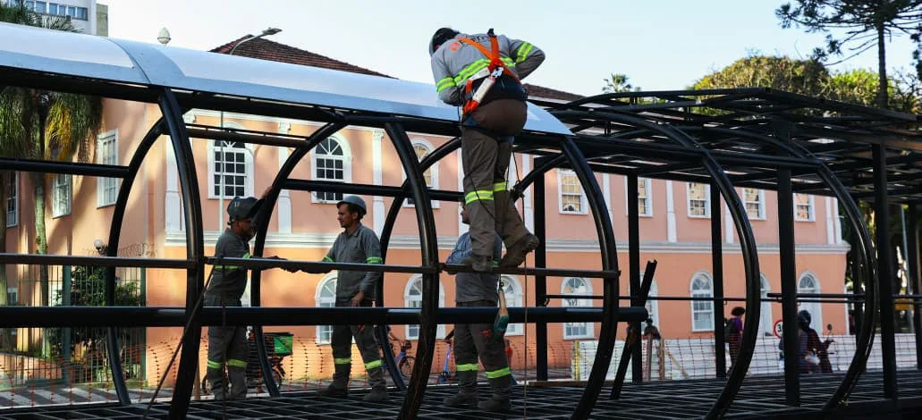 Segunda estação-tubo da Eufrásio Correia começa a ser montada