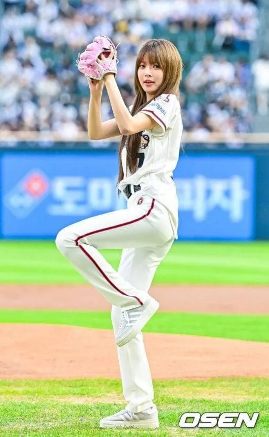 르세라핌 홍은채가 시구하면 이긴다..'4전 4승' 승리요정 등극