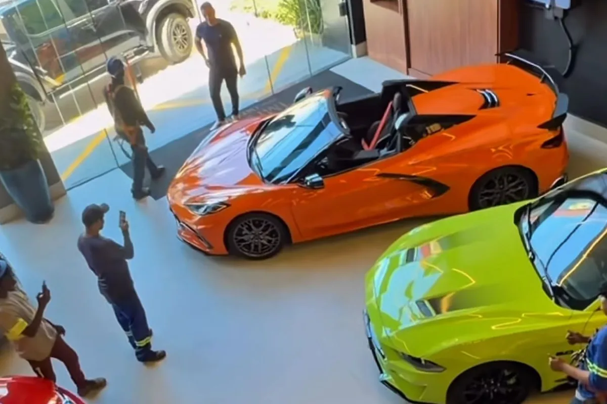 Capixaba viraliza ao abrir as portas de supercarros para operários