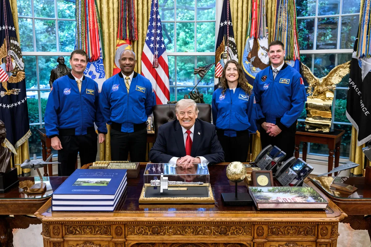Trump entrega la Medalla de Honor Espacial a los cuatro astronautas de Artemis II