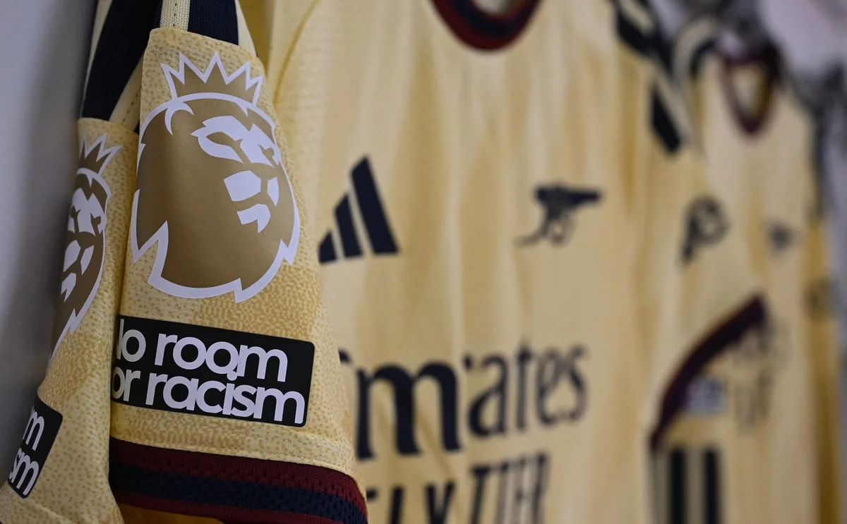 Why are Arsenal wearing black armbands against Nottingham Forest?