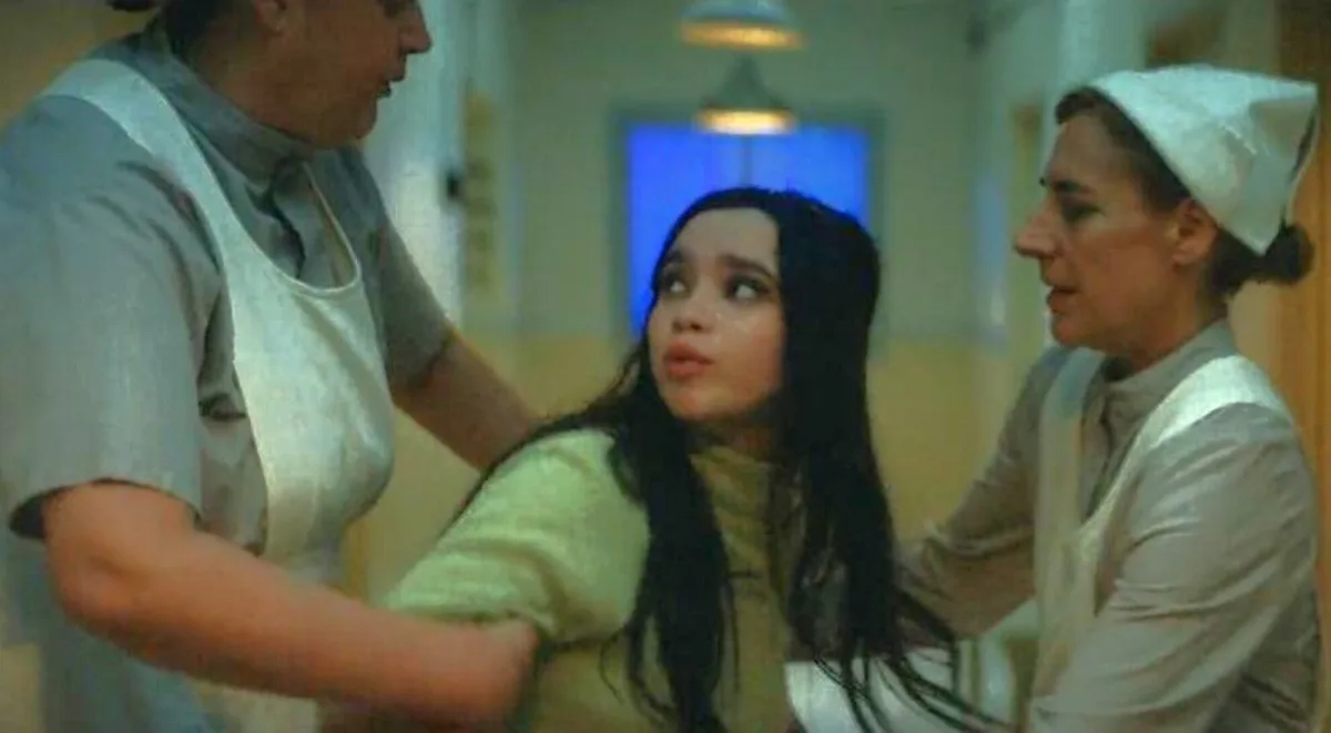 Las duras escenas de Helena, la nieta de Moria Casán, en su debut actoral en la serie de la diva