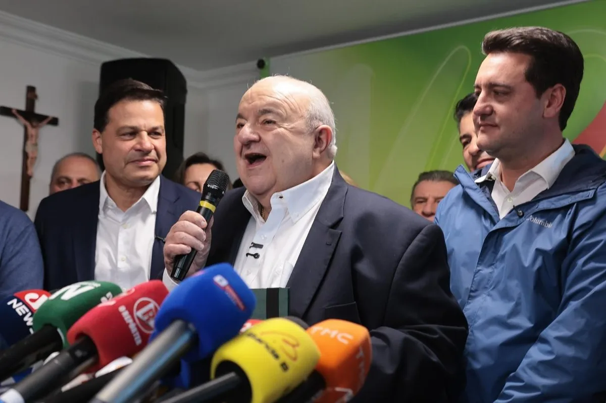 Rafael Greca sofre queda durante ato de campanha e é internado em Curitiba