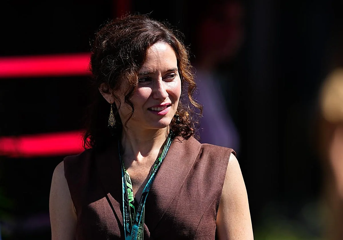 Isabel Díaz Ayuso elige un traje del diseñador Juan Avellaneda para el gran día de la Fórmula 1 en Madrid