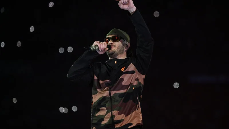 Deux heures de retard, problèmes techniques, intempéries... Le concert de Jul au V and B Fest' déçoit le public