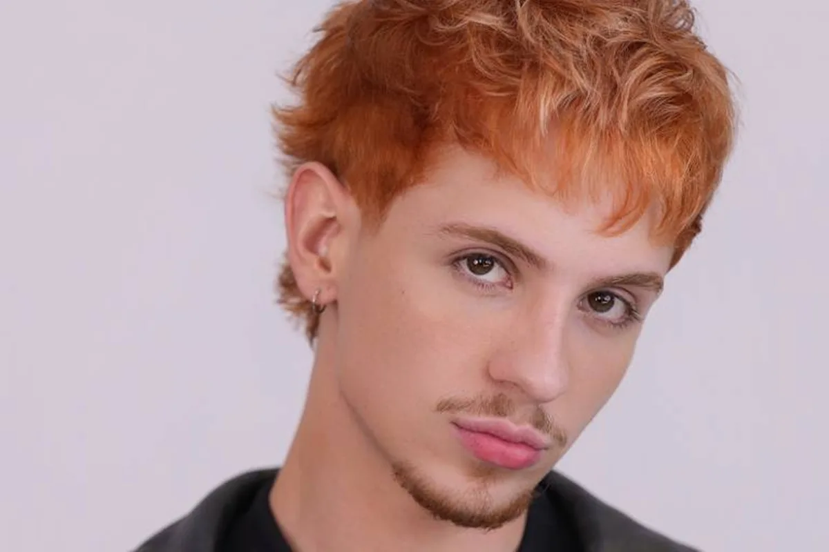 Juliano Floss surge em viagem com "morena misteriosa" após término