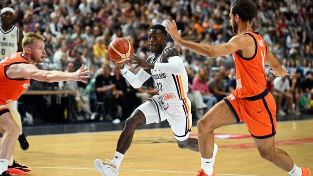 Basketball-Doppelpack: Nächster Sieg für Schröder und Co. - Frauen verlieren knapp