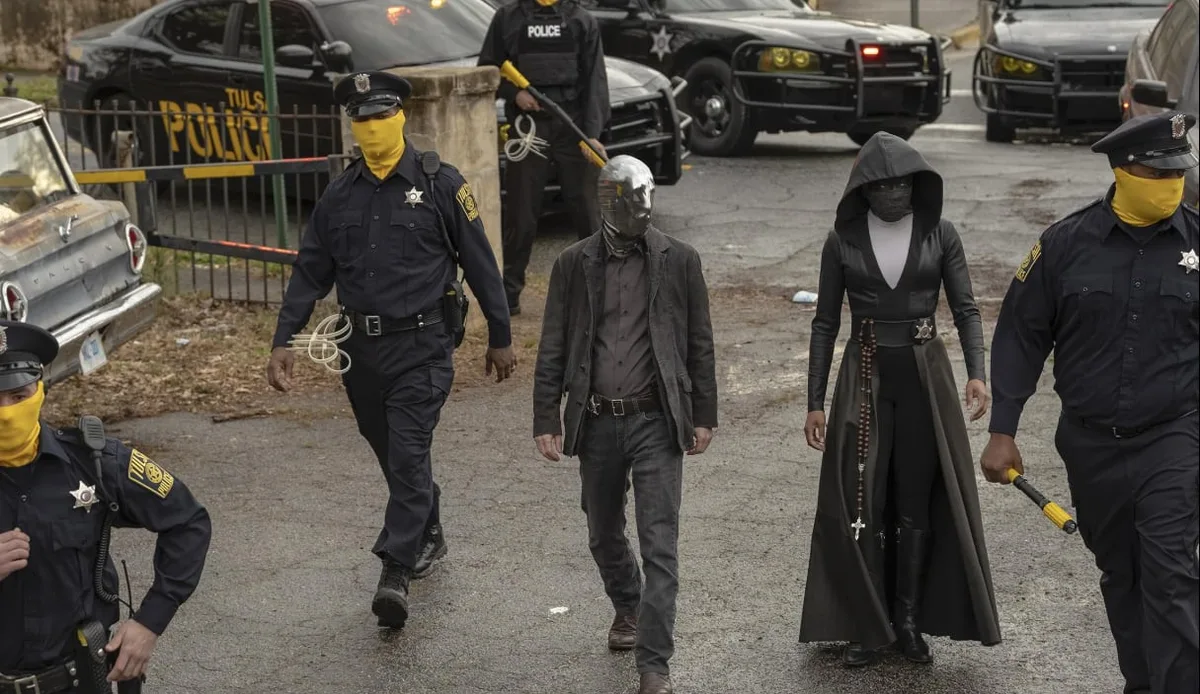 Antes de ver ‘Linternas’, no puedes perderte una de las mejores miniseries de HBO Max con el mismo guionista que sirvió para darle una lección a Marvel
