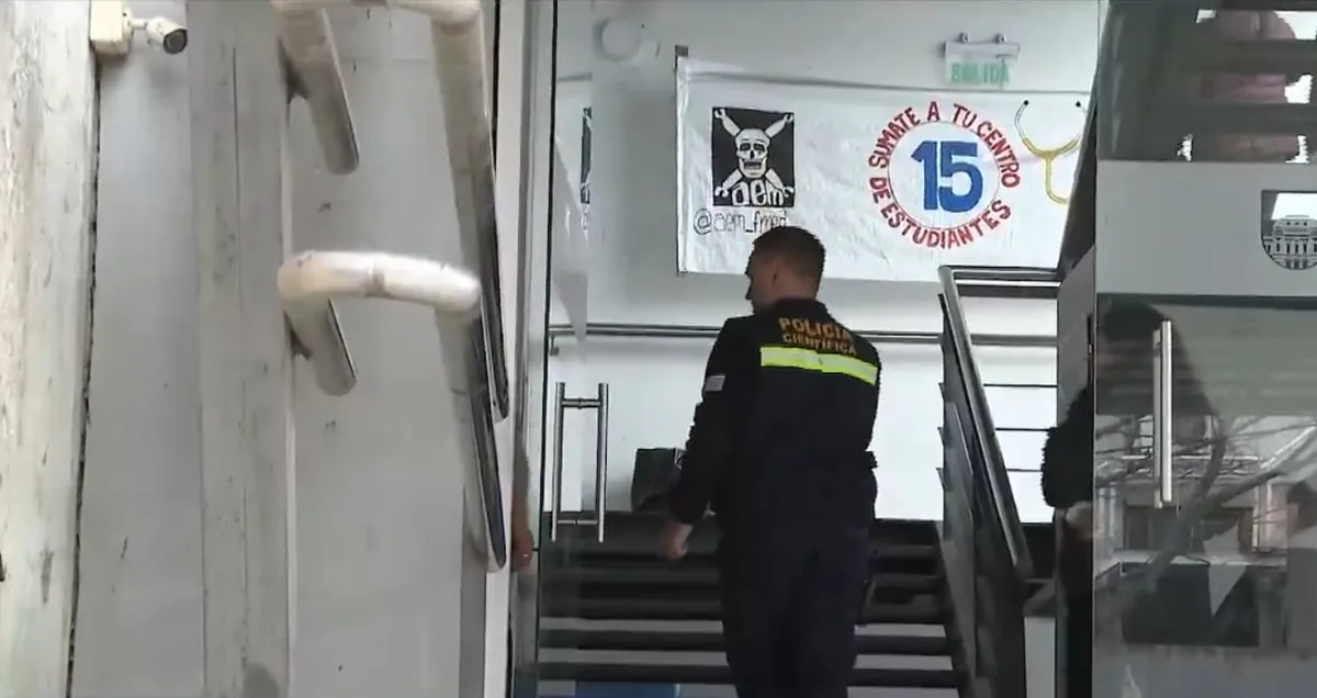 Intento de femicidio en una facultad de Uruguay: imputaron al joven que apuñaló a su compañera de clase
