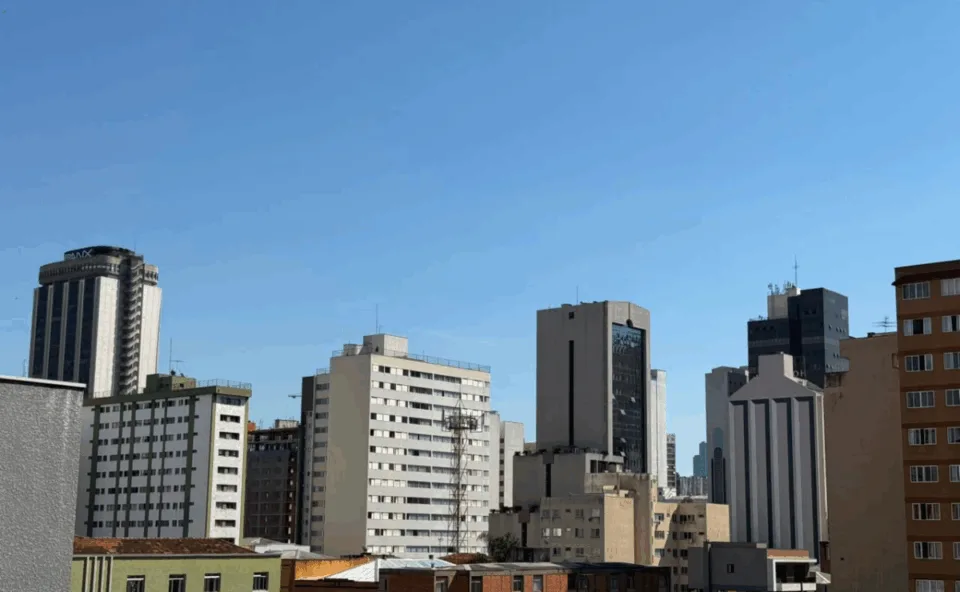 Calor marca presença e temperatura chega perto dos 30ºC em Curitiba nesta terça-feira; veja previsão do tempo