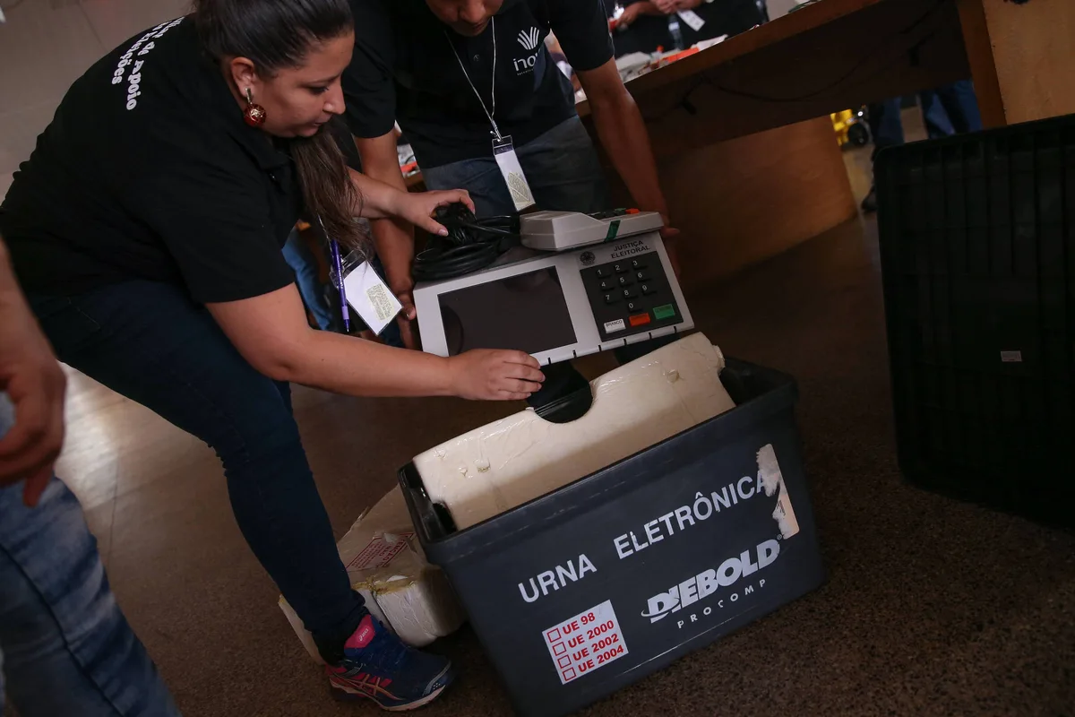 Brasileiros temem votar em NY, e Brasil busca centro de votação protegido do ICE
