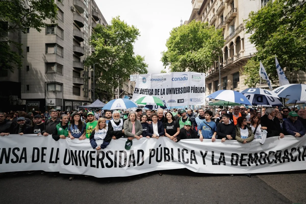 Protesto contra cortes de Milei em universidades termina em confronto