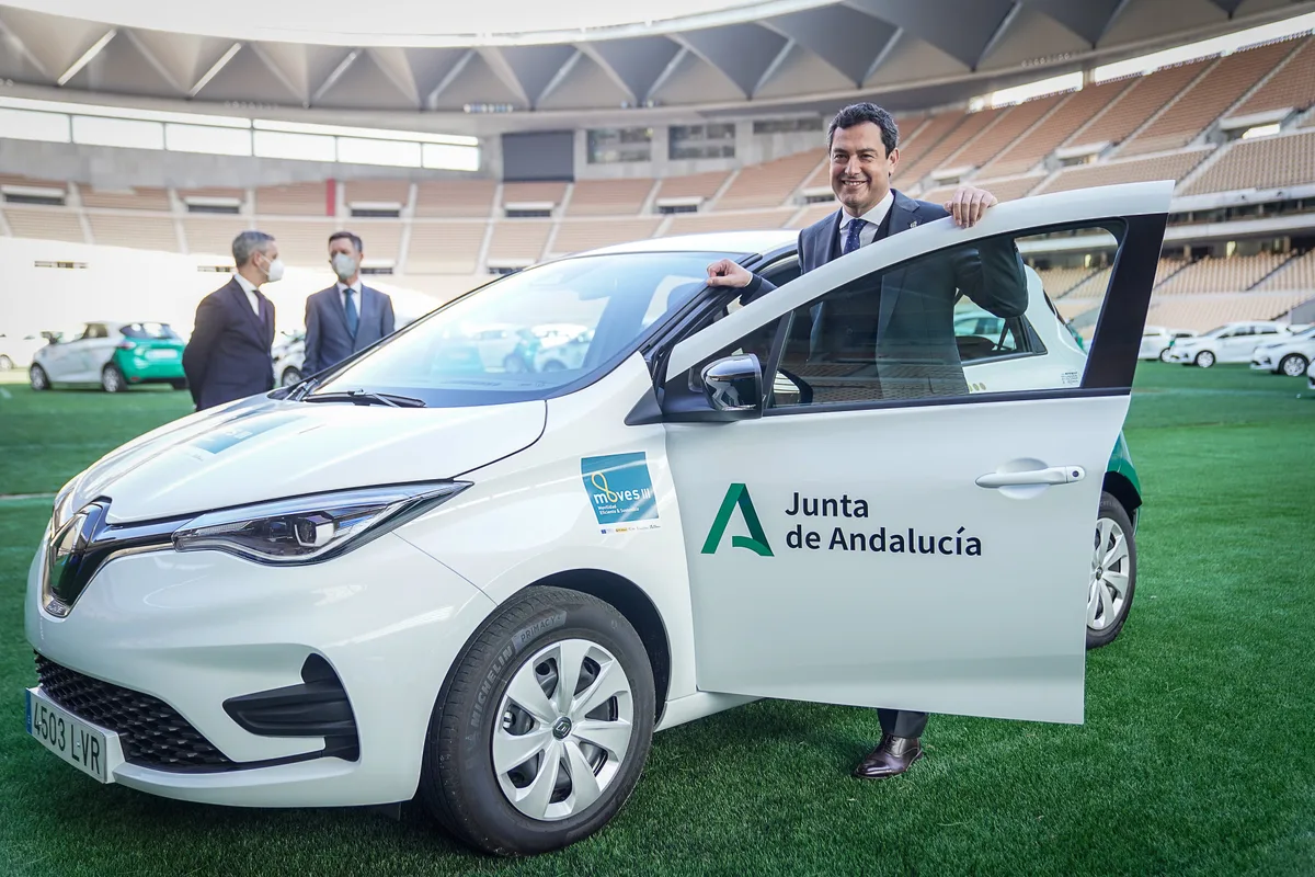 Juanma Moreno Bonilla no tiene quien le lave y le cuide los 29 coches oficiales de Presidencia: desierto el contrato de 263.726 euros