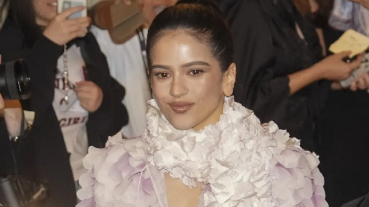 Rosalía deslumbró en “Saturday Night Live”: cantó “Reliquia” en puntas de pie y terminó empapada con “Magnolias”