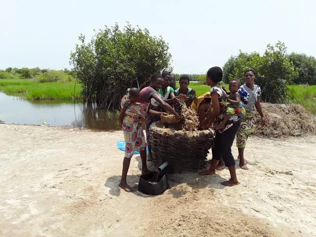 “Tout est naturel ici” : les salicultrices béninoises font prospérer la culture traditionnelle du sel