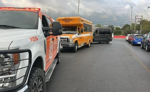 Niña de 10 años resulta lesionada al caer de transporte escolar en movimiento en Monterrey; se abrió una puerta durante una maniobra