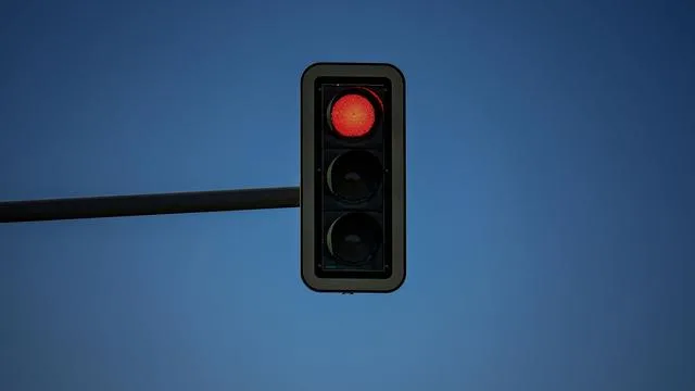 Rote Ampel übersehen?: Unfall auf der B304: Kleinkind und vier Erwachsene verletzt