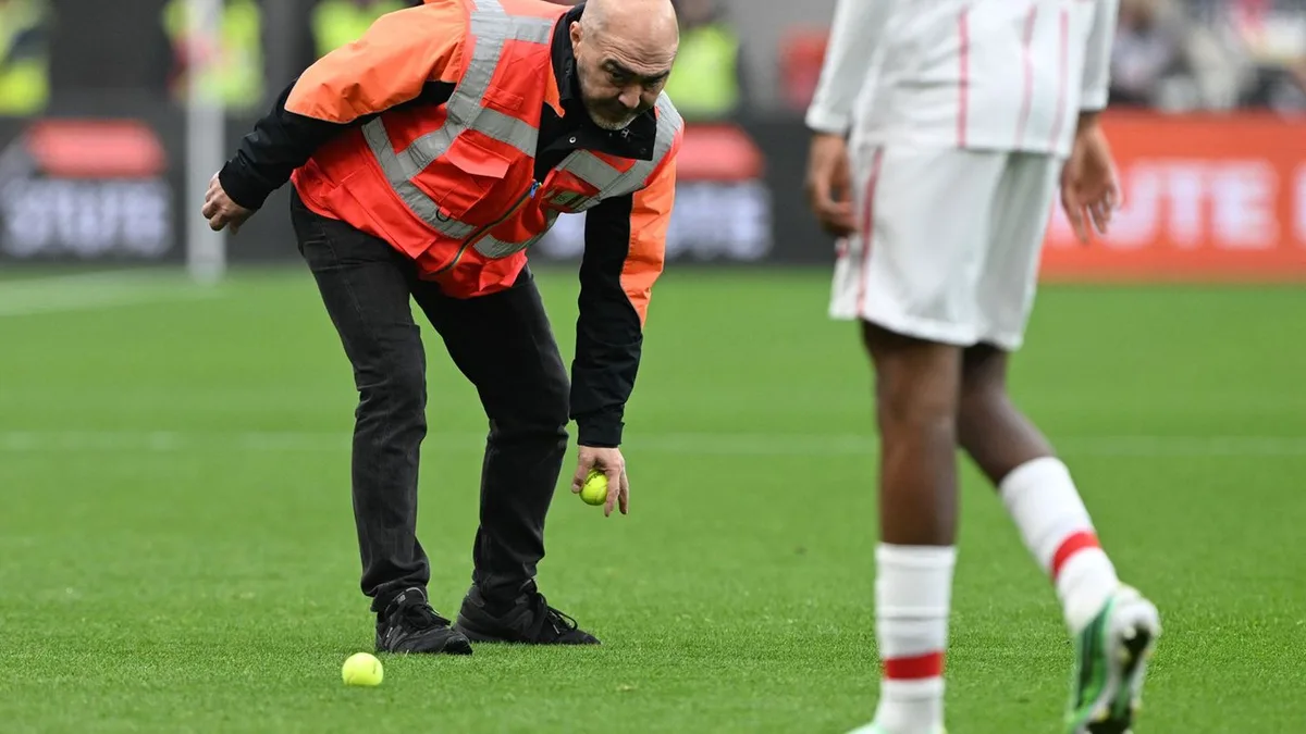 Fußball-Bundesliga: Tennisbälle fliegen: Leverkusen gegen Freiburg unterbrochen
