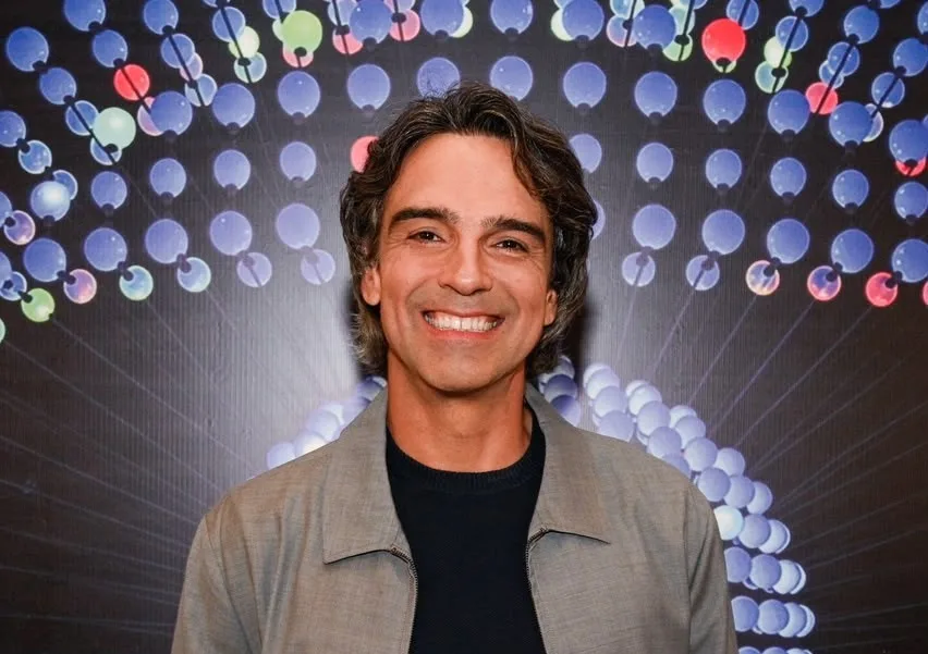 Visual novo de Tadeu Schmidt chama mais atenção que mudanças no BBB 27