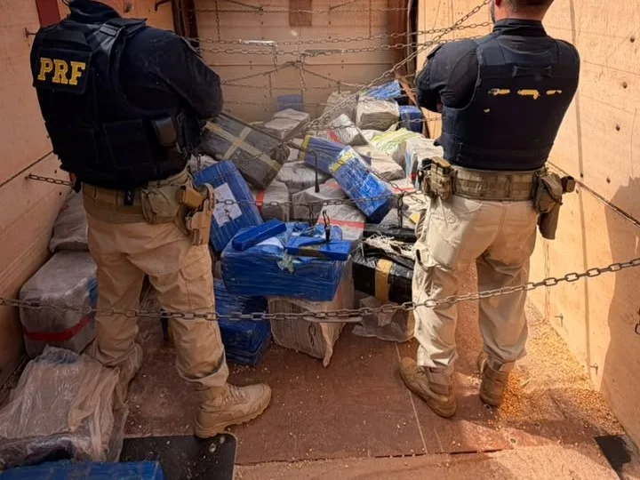 Motorista é preso com 3,2 toneladas de maconha em carreta de milho