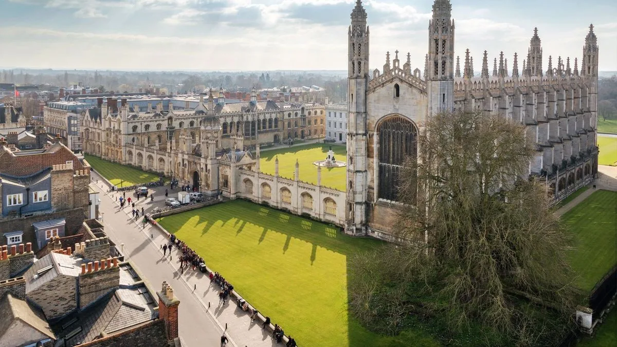 Una muerte conmociona a la universidad de Cambridge: acusaciones de plagio, denuncias de acoso y una "vorágine racista"