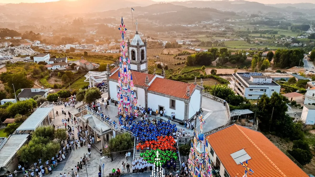 Maior andor do mundo voltou a sair em romaria em Aparecida no concelho de Valongo
