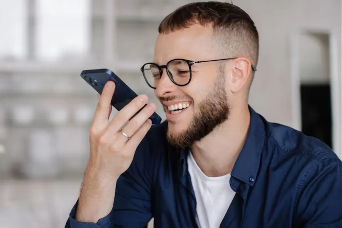 Para evitar estafas: el truco para verificar si un audio de WhatsApp fue generado por IA antes de reenviarlo