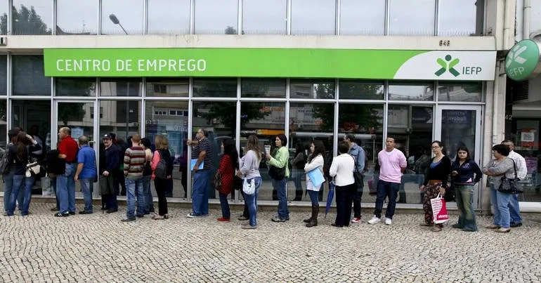 Número de casais desempregados com recuo de 10,2%