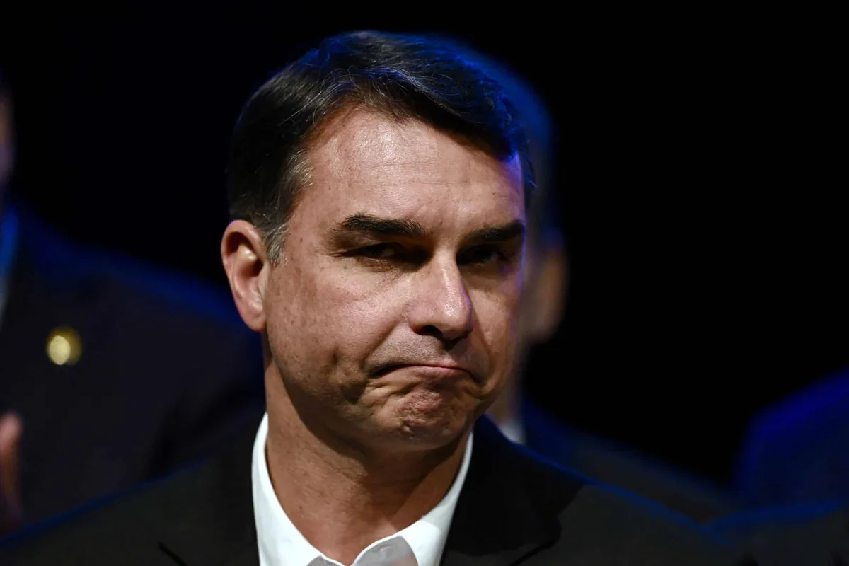 Estadão: eventual governo Flávio Bolsonaro traz risco de ascensão das milícias