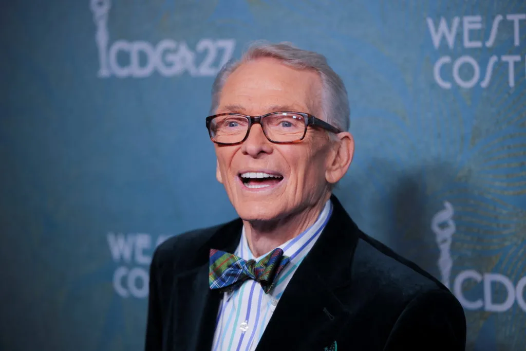Bob Mackie, fashion designer who dressed the stars and defined '70s glamour, dies at 87