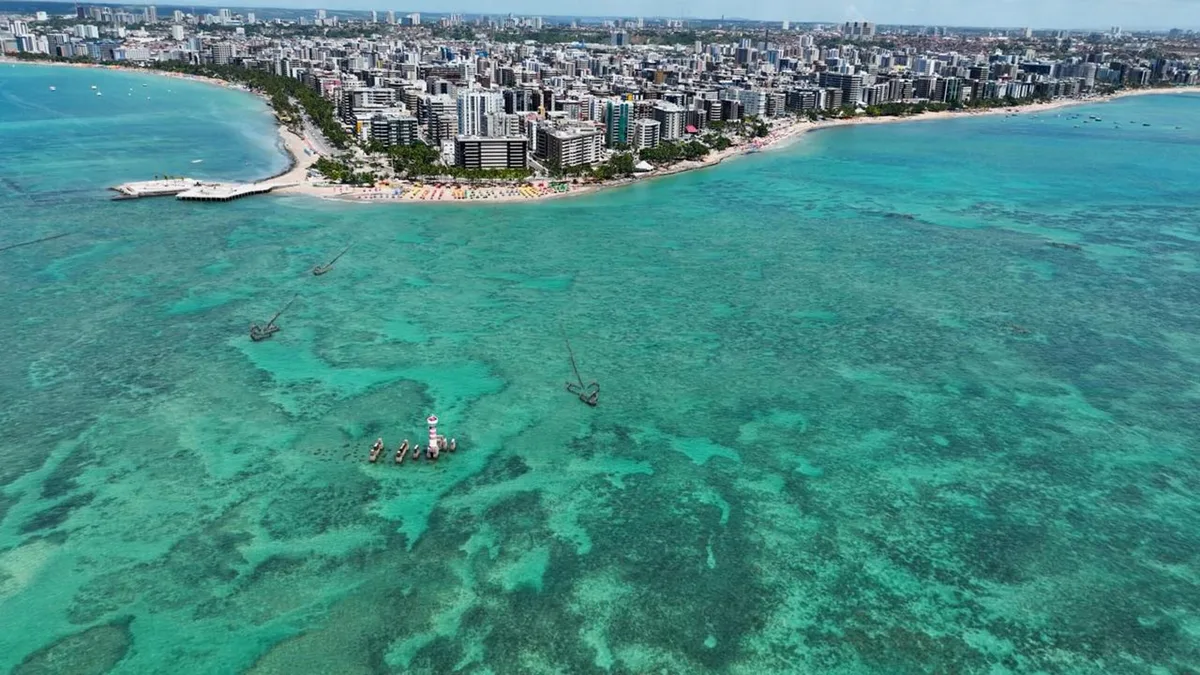 Eleita a melhor cidade do Brasil em 2026: a capital onde uma praia entrou no top 12 da América do Sul e piscinas naturais ficam diante da orla