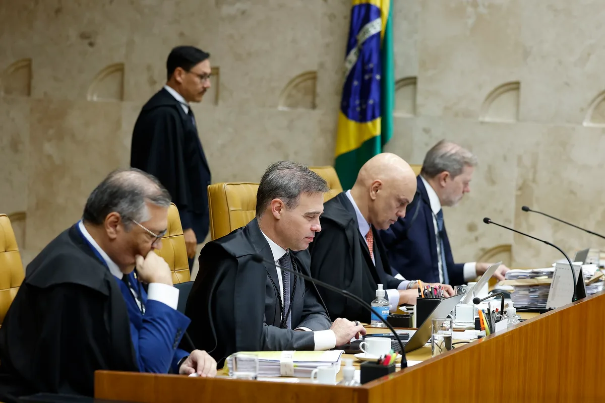 Dino pede a Fachin investigação sobre elo entre Banco Master e instituto ligado a André Mendonça