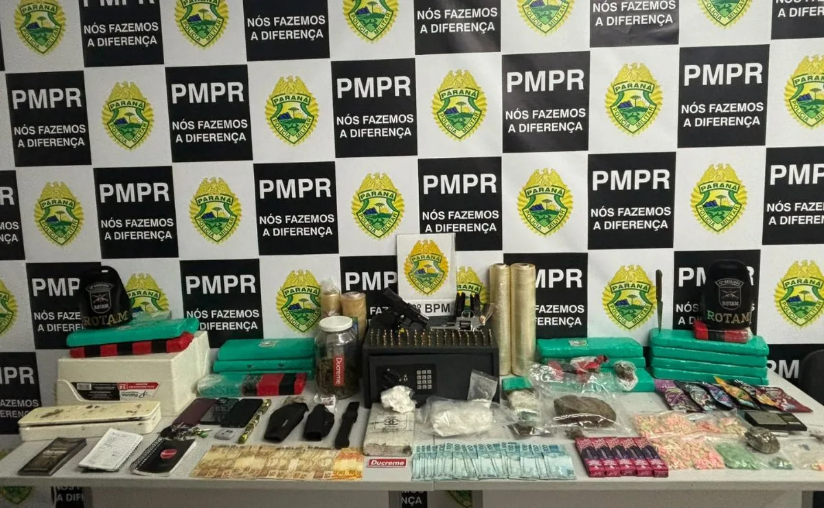 Dupla joga carro contra policial, foge pulando muros de casas e é presa com 11 kg de maconha, armas e munições em Curitiba