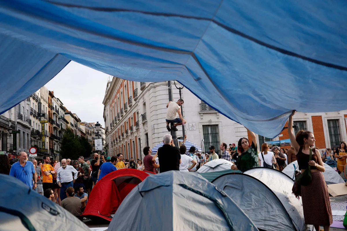 Los acampantes de la Puerta del Sol convierten una fuente histórica en una pileta y desatan una polémica
