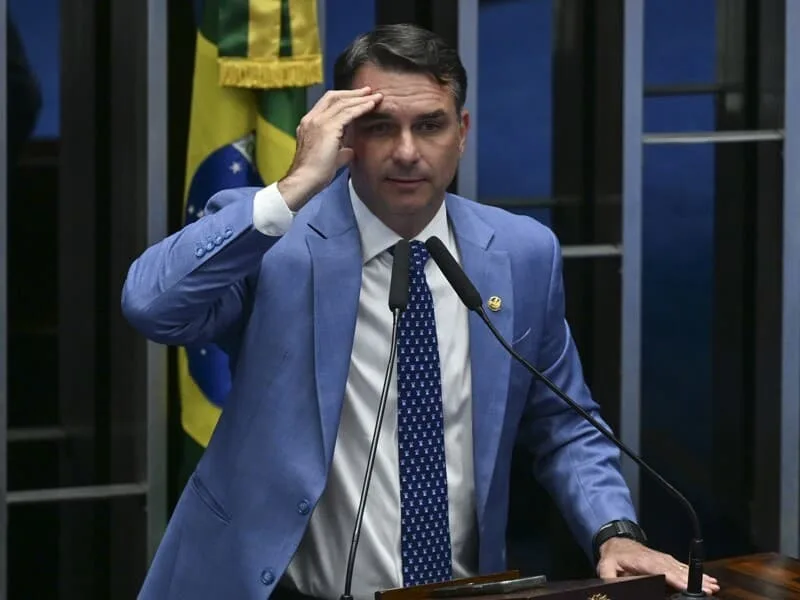 Flávio pede a Mendonça ação contra Lula por suposto favor a Vorcaro