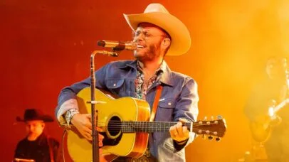 Charley Crockett ainda está bravo a respeito do Twin Temple, diz que ‘perdeu o respeito’ por Jack White