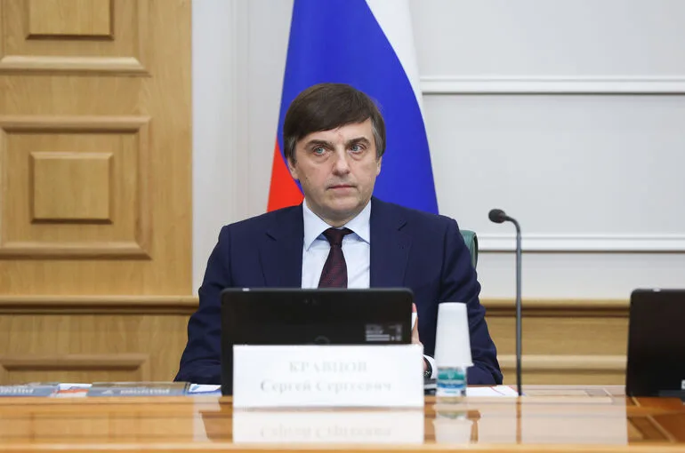 Курс по ИИ станет обязательным для школьников с 2027 года