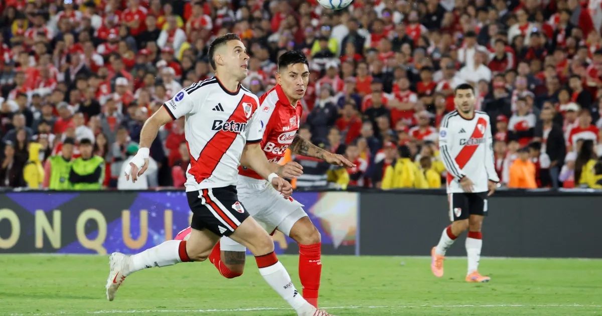 La reacción de Borré luego del duro cruce con Coudet: "Queda en la cancha..."