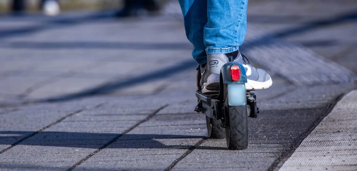 E-Scooter-Fahrer drängt Radfahrerin ab und flieht in Aurich