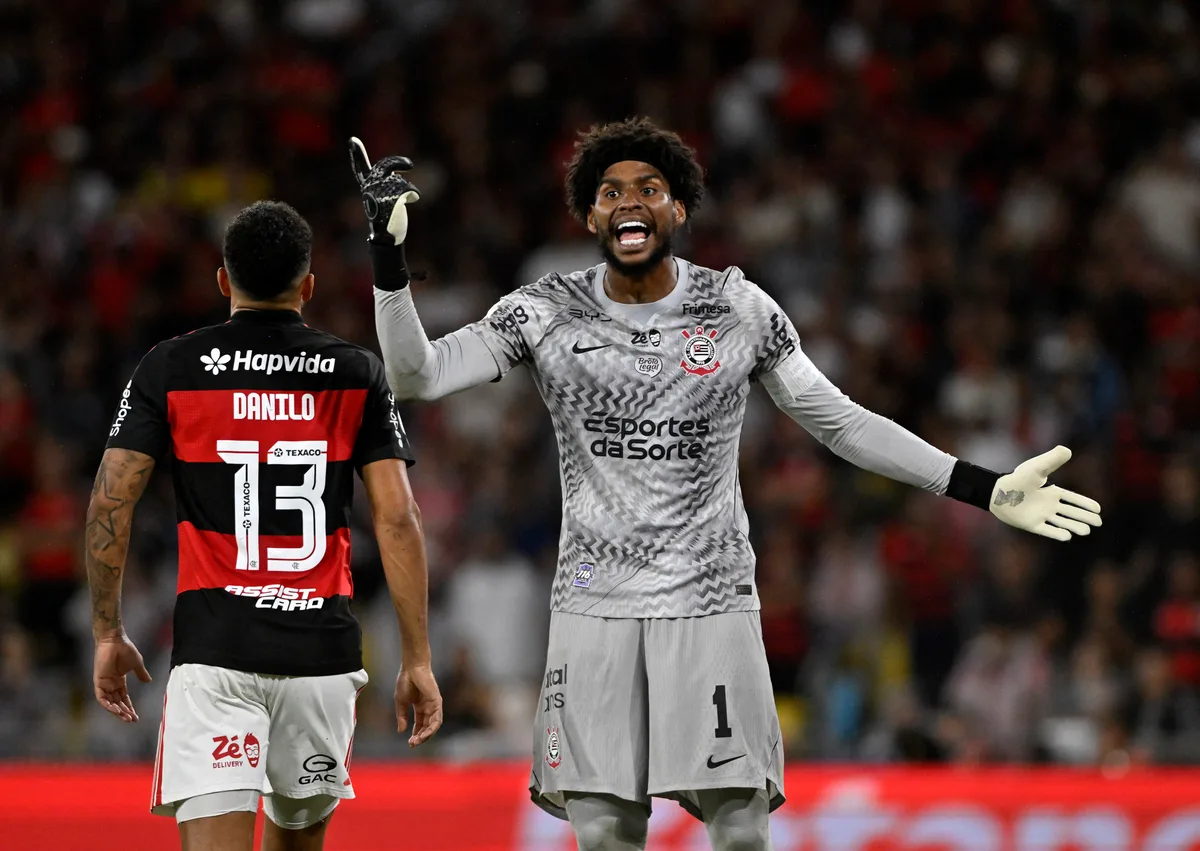 Hugo Souza lamenta derrota, mas elogia postura e garotos do Corinthians: "Levantar a cabeça"
