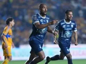 Con doblete Salomón Rondón logra empate agónico para Pachuca