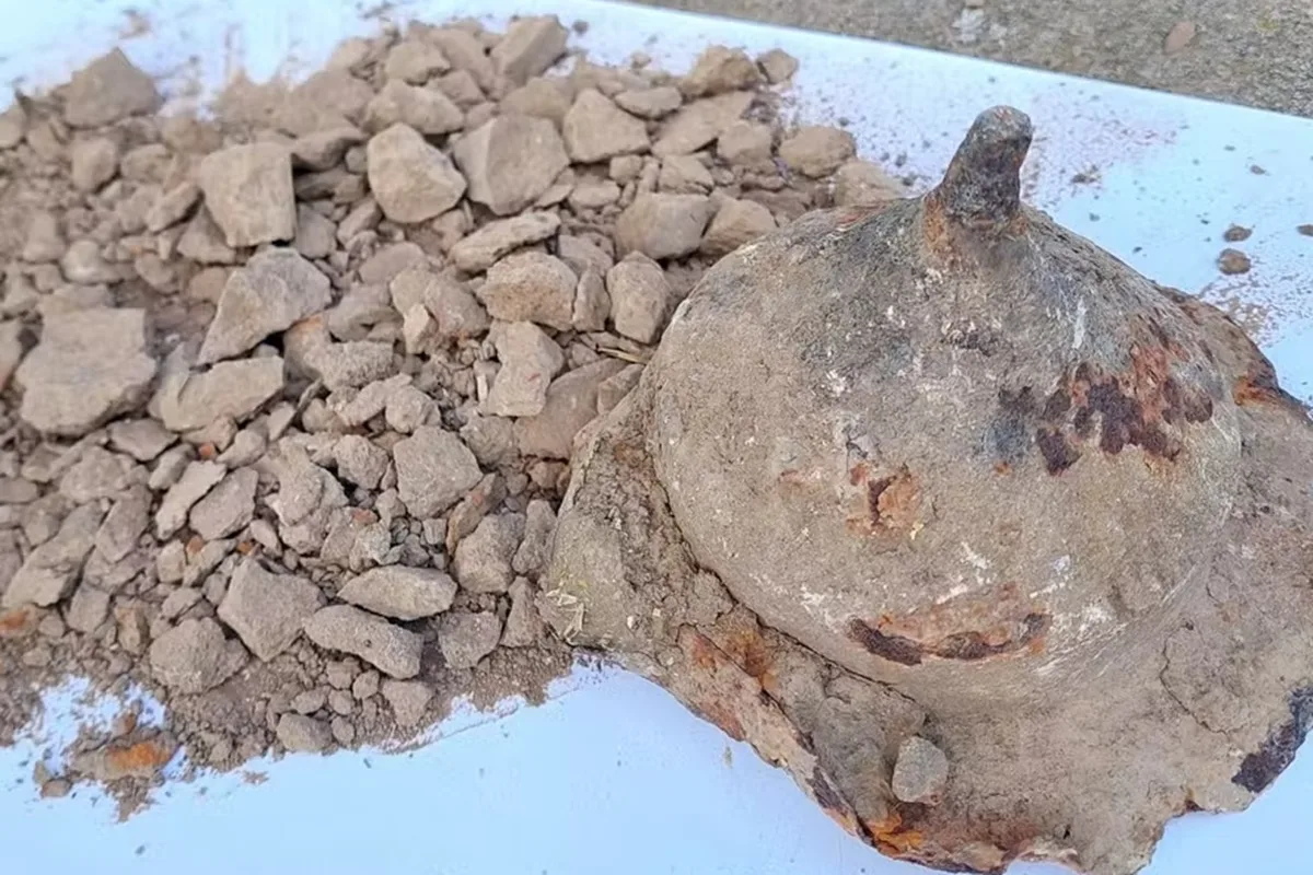 Homem encontra restos mortais de guerreiro de 1,8 mil anos em ferro-velho