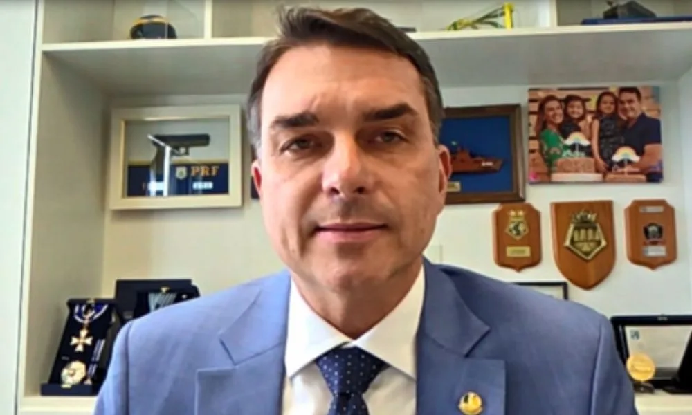 Luz mais barata, ‘tesouraço’ nos gastos e burocracia e ‘escola sem doutrinação’: o plano de governo de Flávio