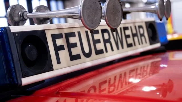 Großeinsatz der Rettungskräfte: Feuer auf Firmendach: Mehrere Hundert Solarpaneele zerstört