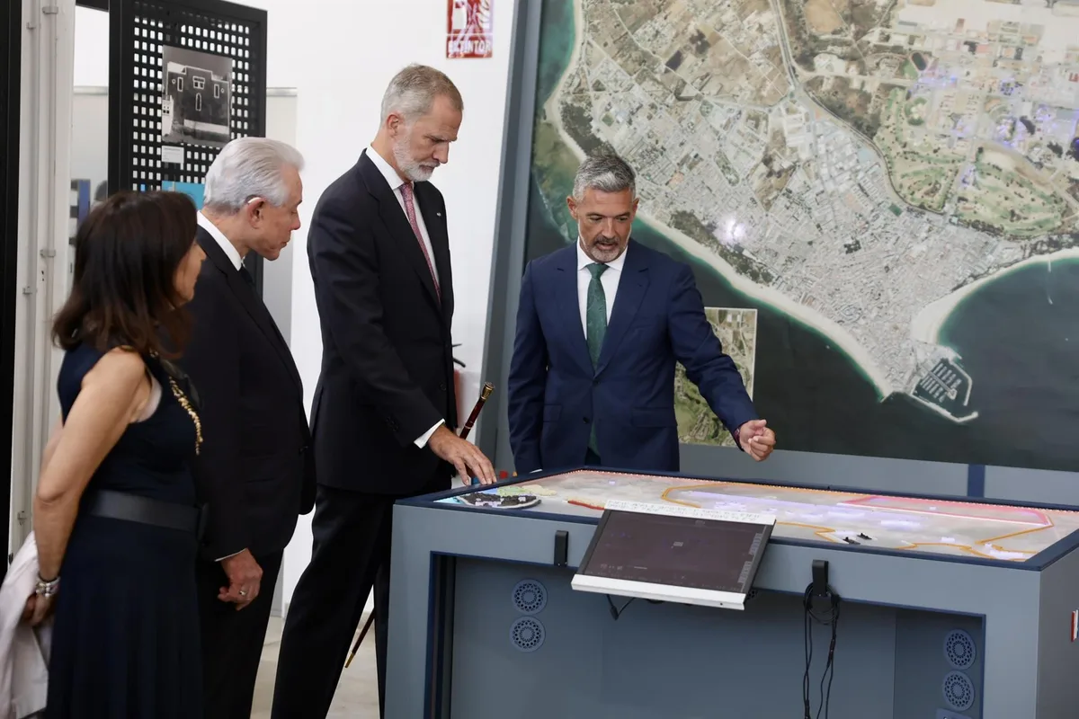El rey inaugura en Rota el espacio Base Forum, que ofrece un viaje por la historia compartida con la Base Naval