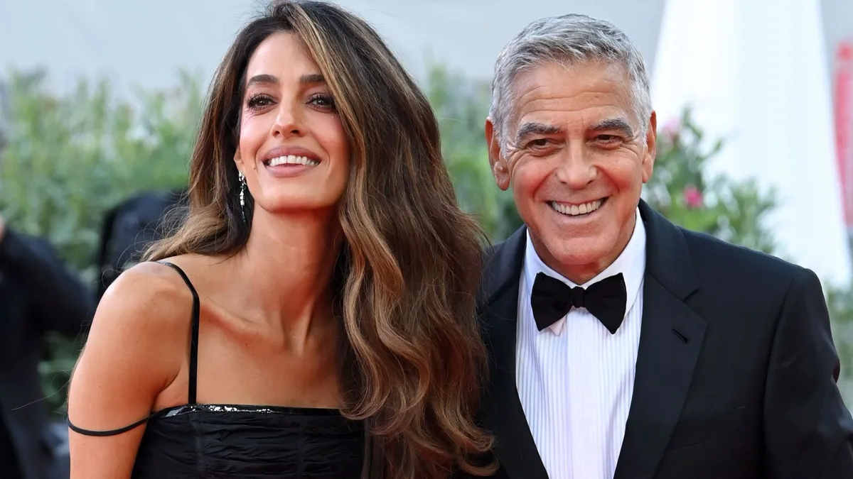 Amal Clooney impacta con un sensual vestido negro y ajustado en la primera noche de Venecia: un diseño a medida con frunces que esculpen a la perfección su figura