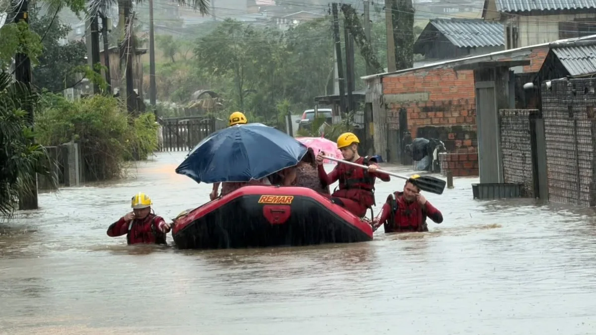 Chuva intensa provoca alagamentos, pessoas são retiradas de casa com botes e acumulado ultrapassa média diária prevista pelo Inmet em cidade de SC