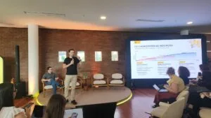 99 chega a 100 mil veículos elétricos ou híbridos em sua plataforma